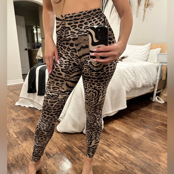 xs shadi activewear cheetah/ leopard leggings - Picture 2 of 3